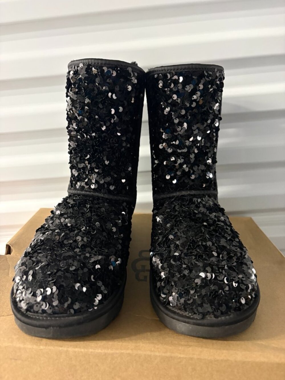 UGG Classic Short Chunky Sequin boots in women’s size 9 - Picture 2 of 4